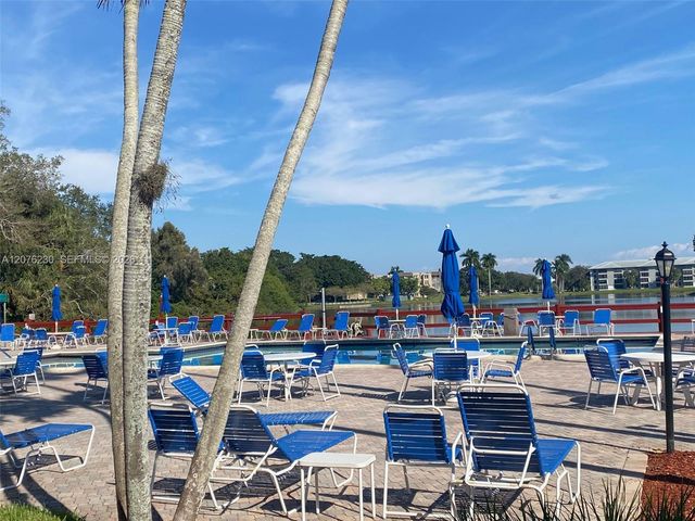 9420 Poinciana Place 214, Davie, FL 33324