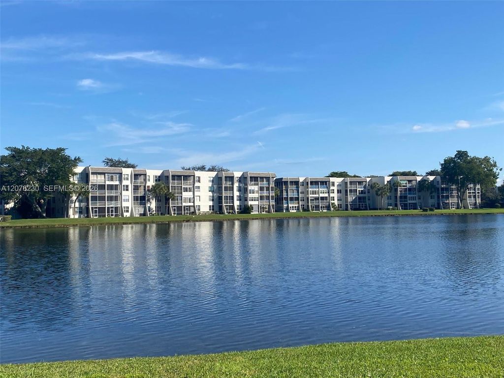 9420 Poinciana Place 214, Davie, FL 33324