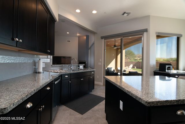 6615 W Red Hawk Place, Marana, AZ 85658