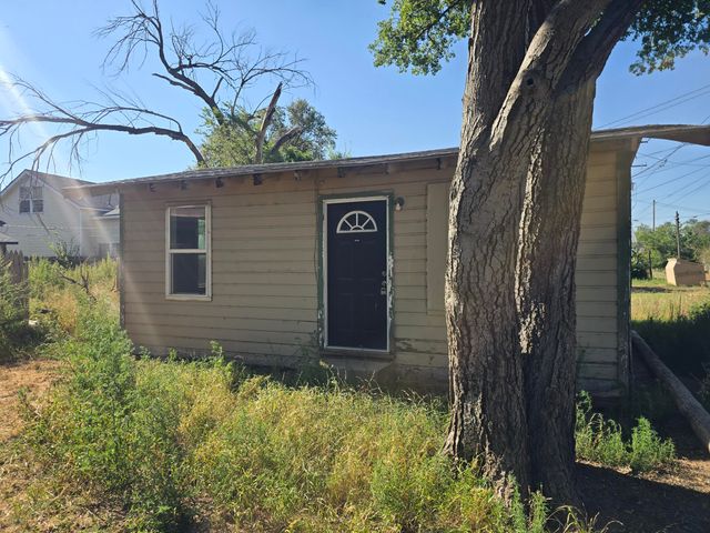 711 Fresno, Plainview, TX 79072