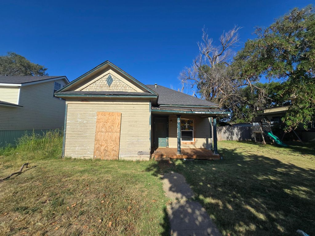 711 Fresno, Plainview, TX 79072