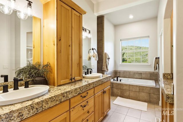 11929 N Humphreys Place, Boise, ID 83714
