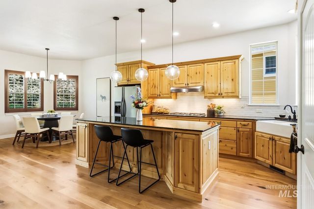 11929 N Humphreys Place, Boise, ID 83714