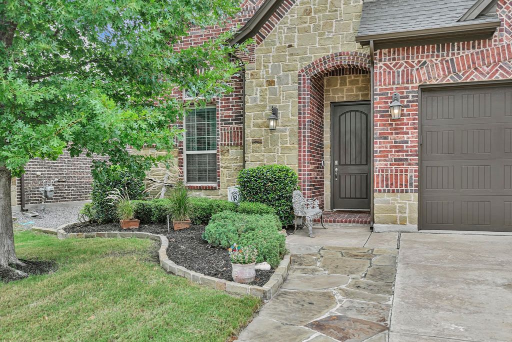 409 Middleton Drive, Roanoke, TX 76262 — photo 2