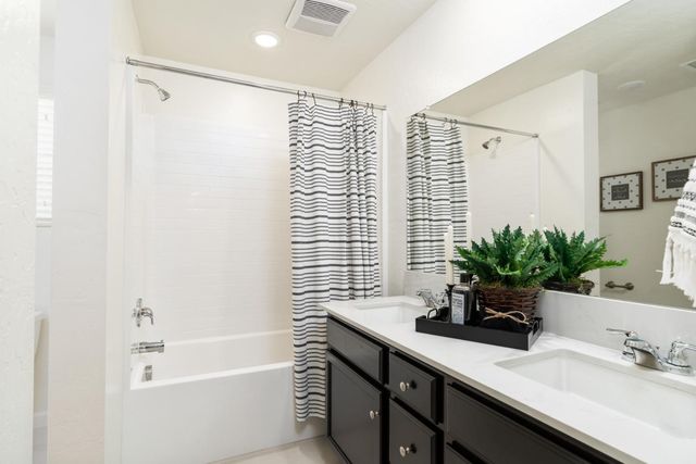 6768 E Carmen Avenue, Fresno, CA 93727