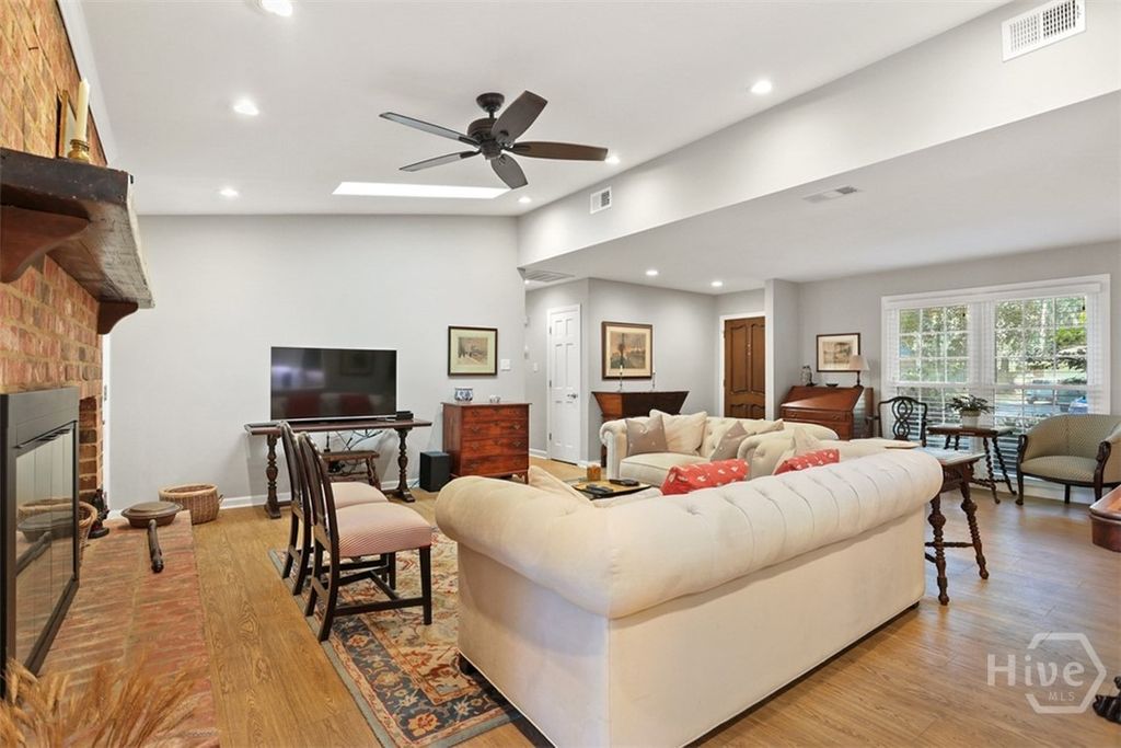 Image 10 of property listing at 122 Talbot Road, Savannah, GA 31410