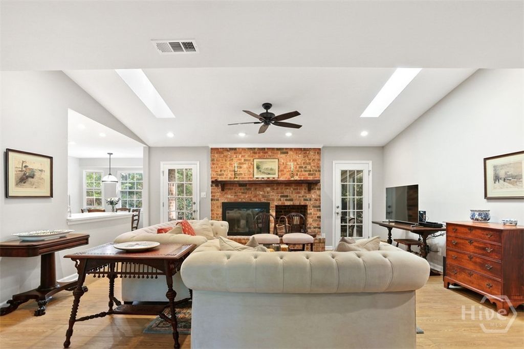 Image 7 of property listing at 122 Talbot Road, Savannah, GA 31410