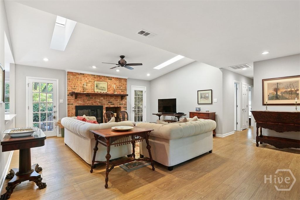 Image 9 of property listing at 122 Talbot Road, Savannah, GA 31410