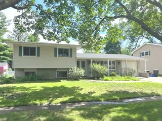 923 Crestfield Avenue, Libertyville, IL 60048