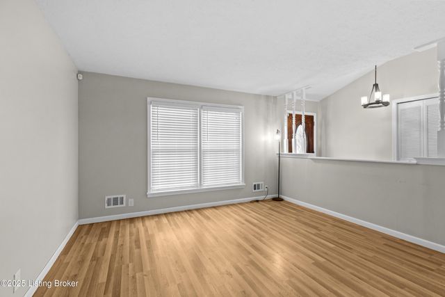 8016 Cortland Dr, Louisville, KY 40228