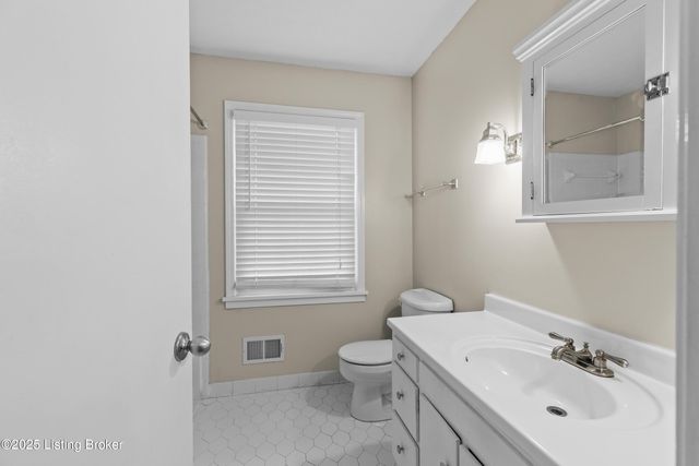 8016 Cortland Dr, Louisville, KY 40228