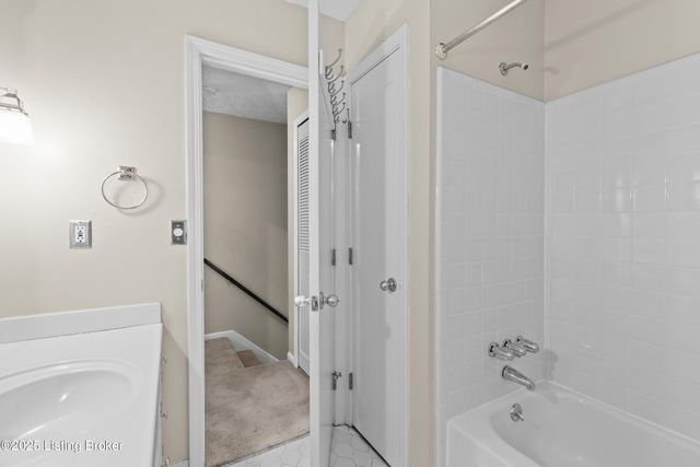 8016 Cortland Dr, Louisville, KY 40228