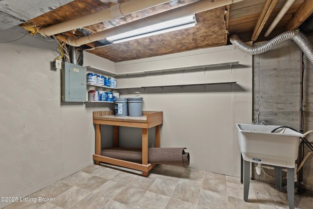 8016 Cortland Dr, Louisville, KY 40228