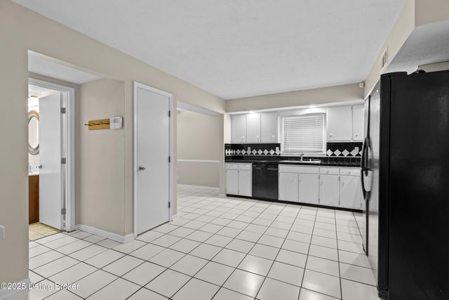 8016 Cortland Dr, Louisville, KY 40228