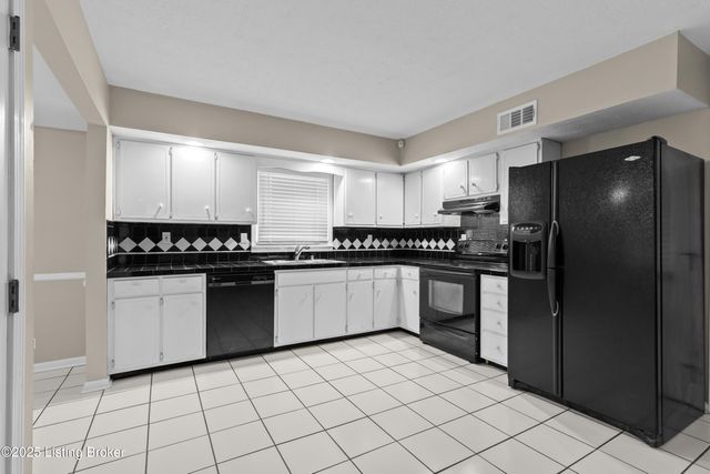 8016 Cortland Dr, Louisville, KY 40228