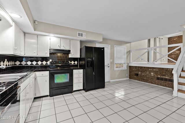 8016 Cortland Dr, Louisville, KY 40228