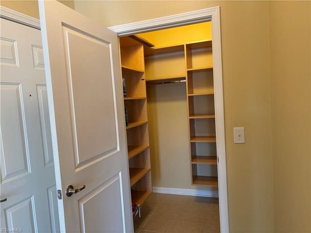 6815 Hanesbrook Circle 304, Clemmons, NC 27012