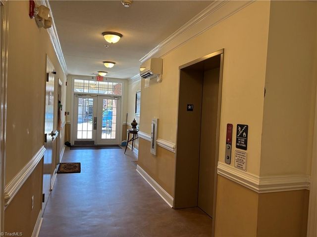 6815 Hanesbrook Circle 304, Clemmons, NC 27012