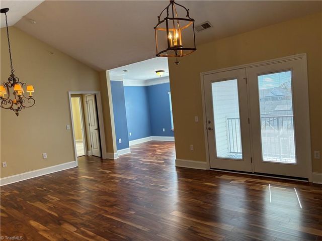 6815 Hanesbrook Circle 304, Clemmons, NC 27012