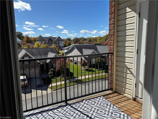 6815 Hanesbrook Circle 304, Clemmons, NC 27012