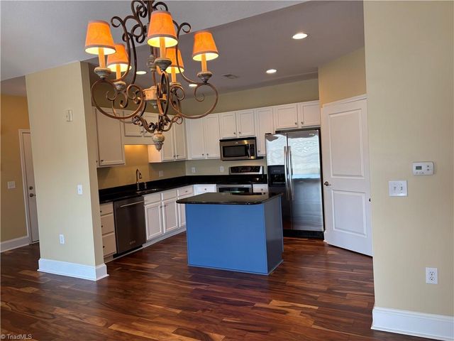 6815 Hanesbrook Circle 304, Clemmons, NC 27012