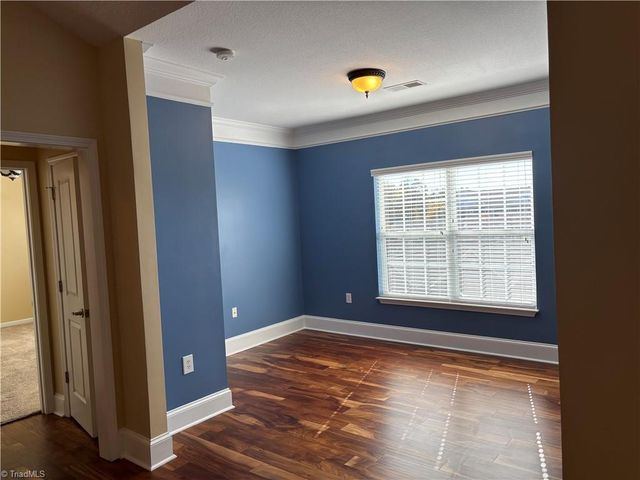 6815 Hanesbrook Circle 304, Clemmons, NC 27012