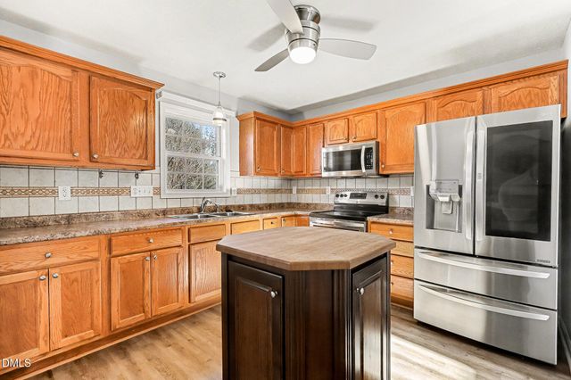 1212 Thistle Gold Drive, Hope Mills, NC 28348