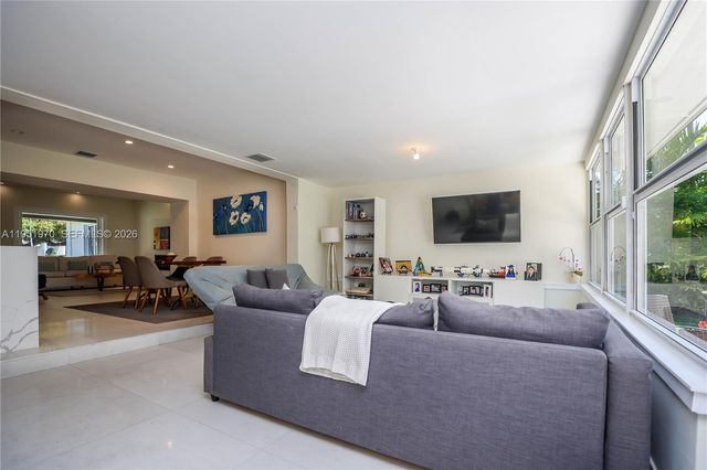 5620 Alton Rd, Miami Beach, FL 33140