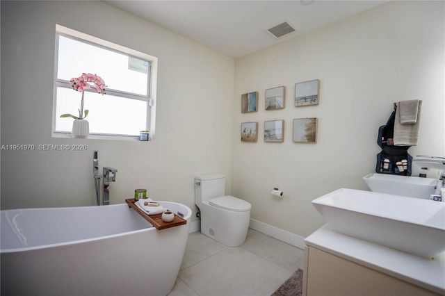 5620 Alton Rd, Miami Beach, FL 33140