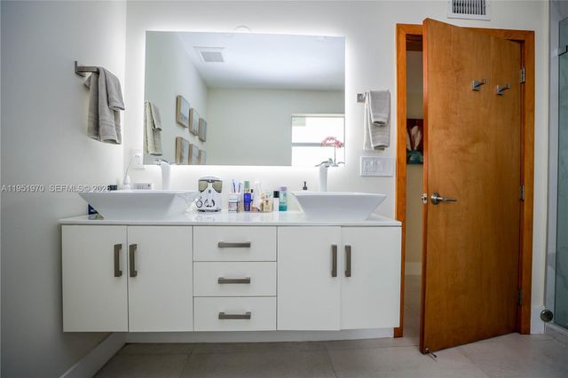 5620 Alton Rd, Miami Beach, FL 33140