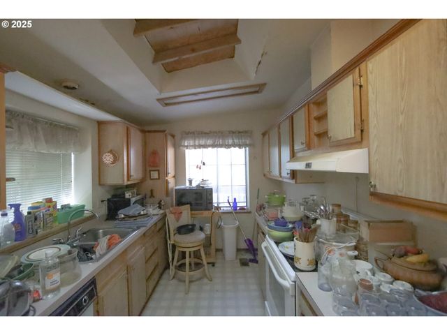 92692 CASCADE Ln, Coos Bay, OR 97420