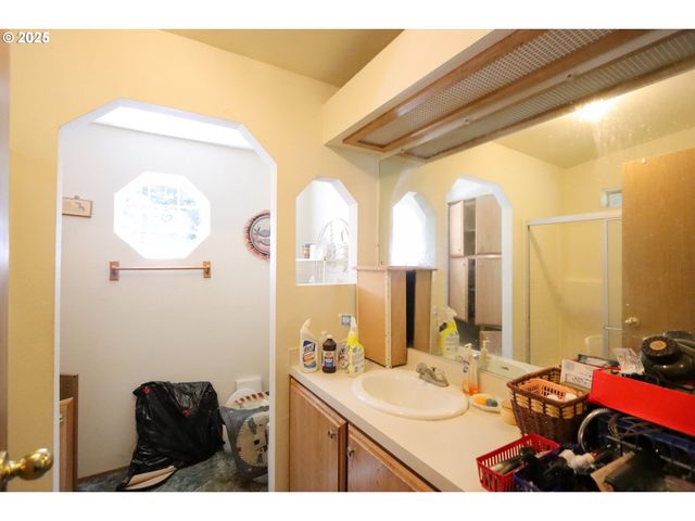 92692 CASCADE Ln, Coos Bay, OR 97420