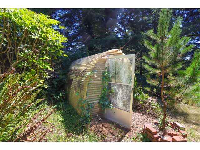 92692 CASCADE Ln, Coos Bay, OR 97420