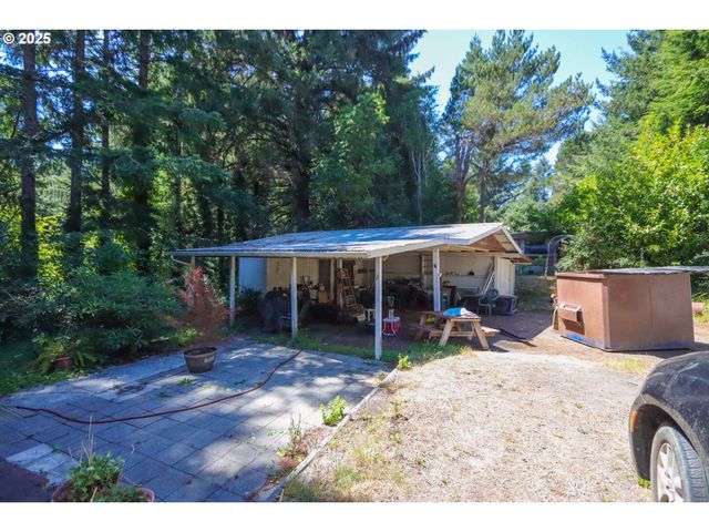 92692 CASCADE Ln, Coos Bay, OR 97420