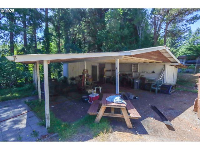 92692 CASCADE Ln, Coos Bay, OR 97420