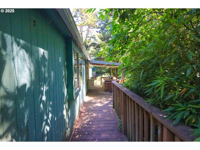 92692 CASCADE Ln, Coos Bay, OR 97420