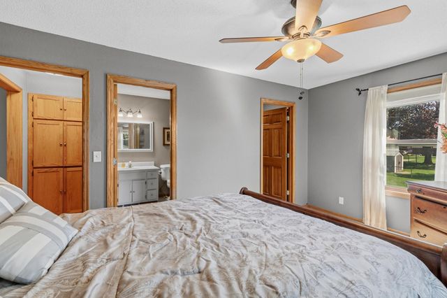 139 Greenway Avenue N, Oakdale, MN 55128