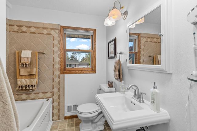 139 Greenway Avenue N, Oakdale, MN 55128