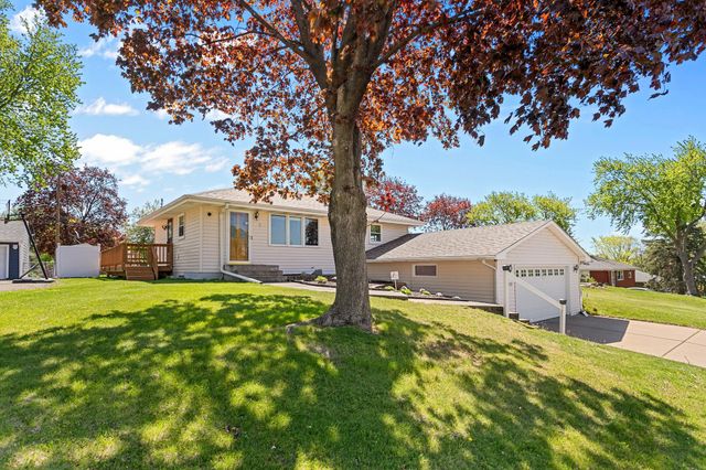 139 Greenway Avenue N, Oakdale, MN 55128