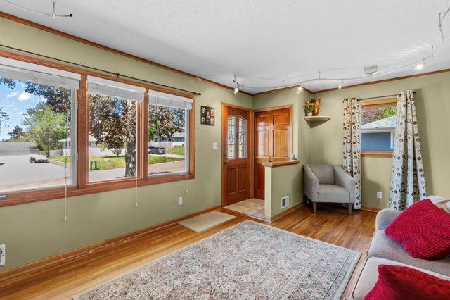139 Greenway Avenue N, Oakdale, MN 55128