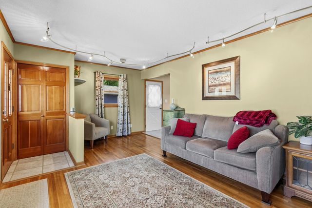 139 Greenway Avenue N, Oakdale, MN 55128
