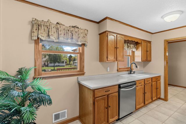 139 Greenway Avenue N, Oakdale, MN 55128