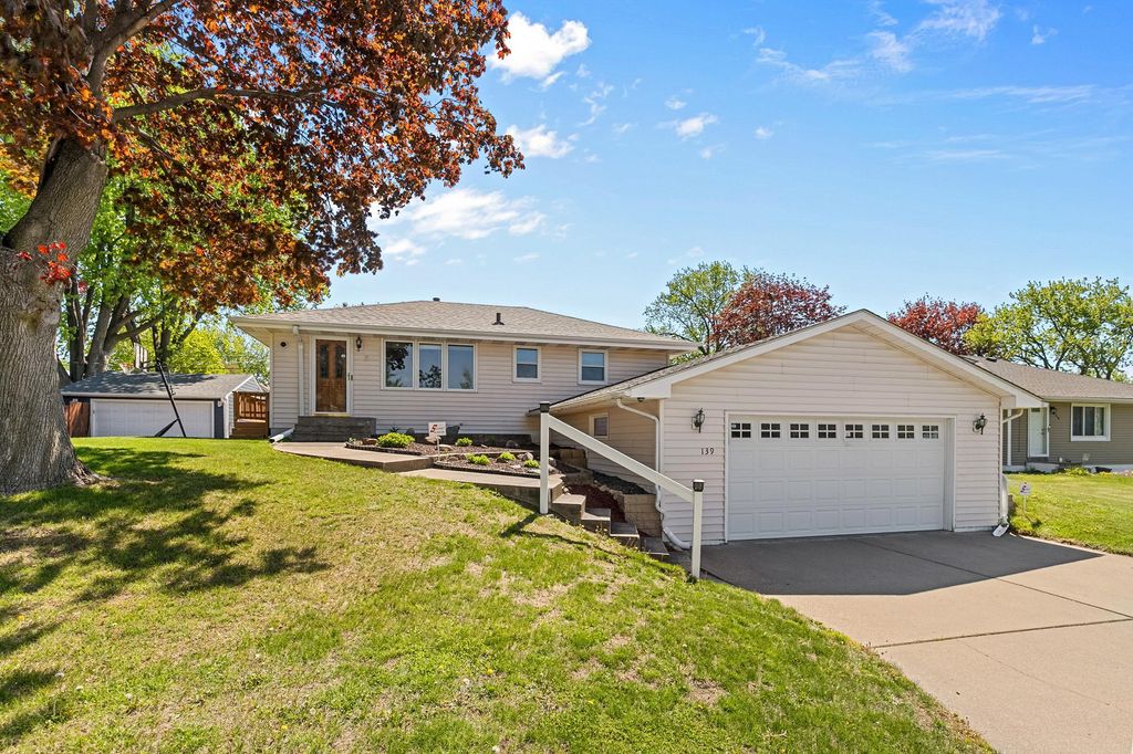 139 Greenway Avenue N, Oakdale, MN 55128
