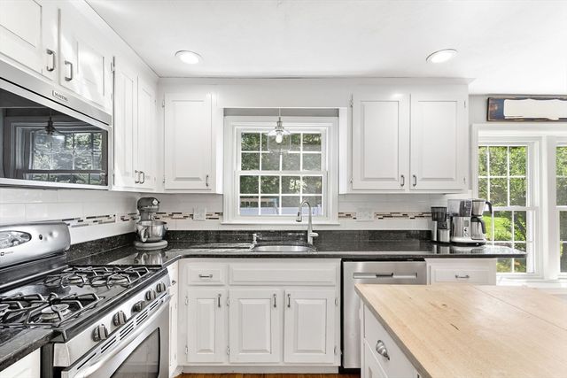 1 Castle Rd, Medway, MA 02053