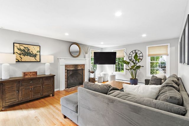 1 Castle Rd, Medway, MA 02053