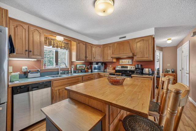 18 Manor View Drive, Raymond, NH 03077