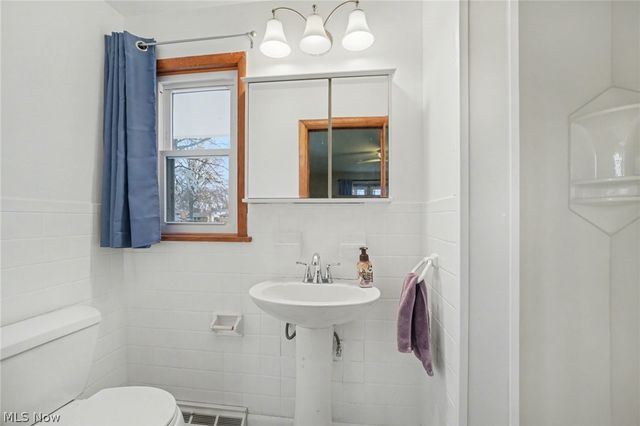 1215 Pleasant Valley Drive NE, Warren, OH 44483