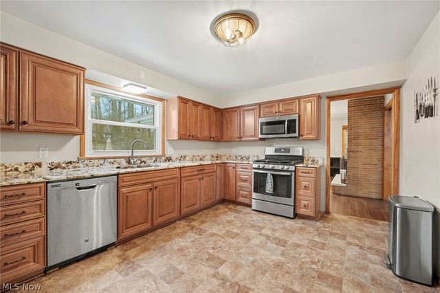 1215 Pleasant Valley Drive NE, Warren, OH 44483