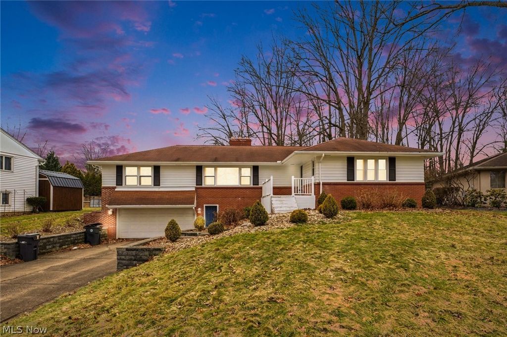 1215 Pleasant Valley Drive NE, Warren, OH 44483