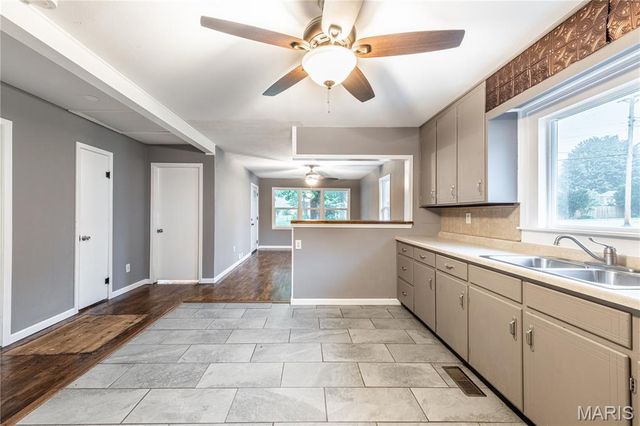 904 N Middle Street, Farmington, MO 63640